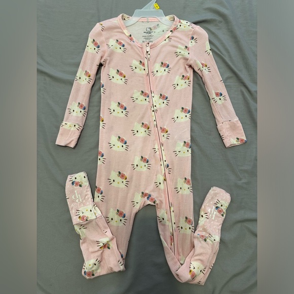 Hello Kitty x Posh Peanut convertible sleeper - Picture 1 of 4